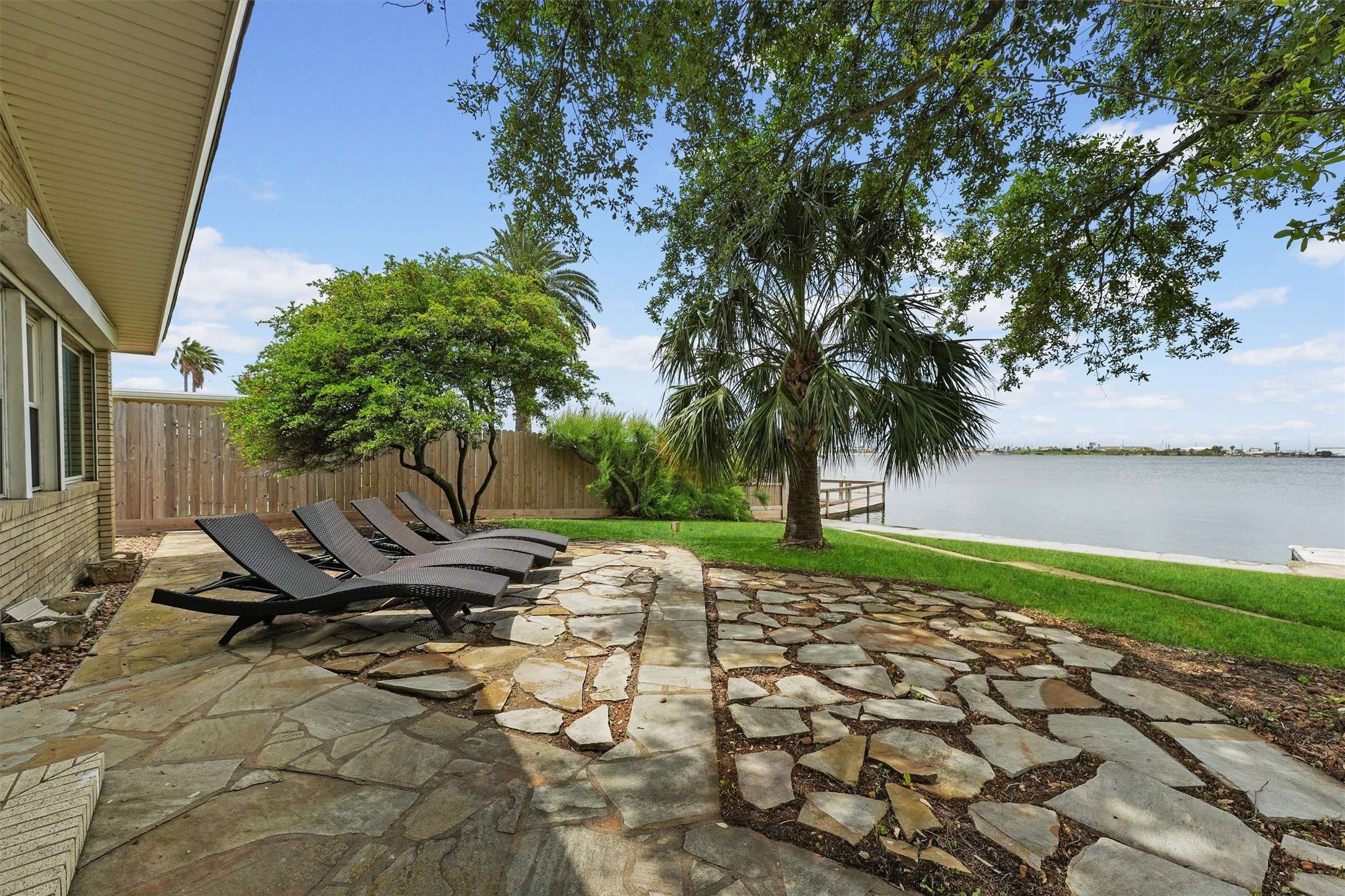 18 S Shore DR S, Galveston, TX 77551