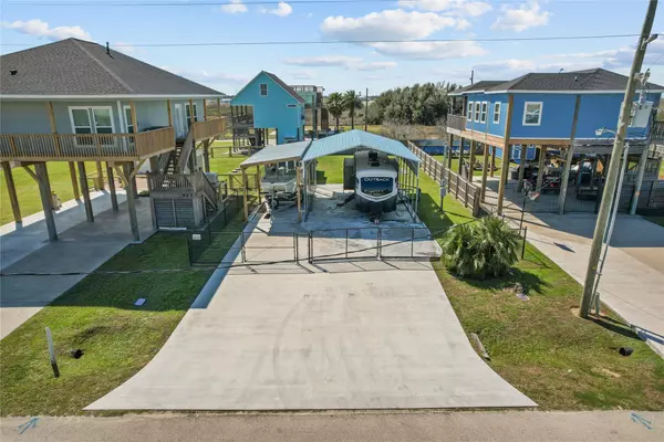 957 S Tinkle LN, Crystal Beach, TX 77650