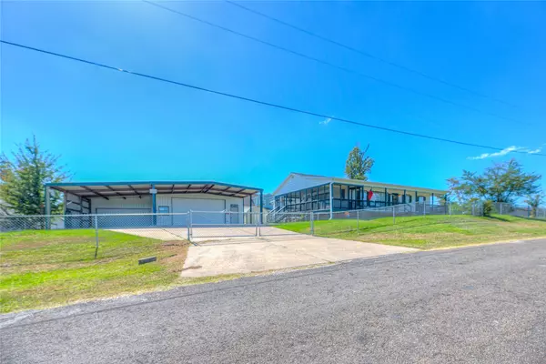 332 S Oak Lee DR S, Onalaska, TX 77360