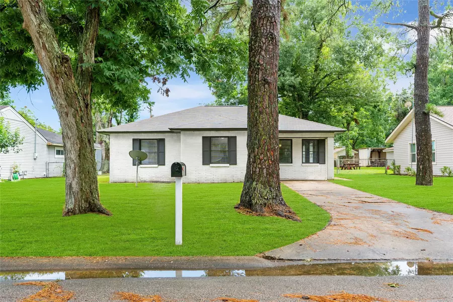 1104 Southampton ST, Angleton, TX 77515