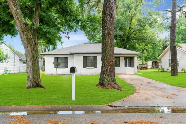 1104 Southampton ST, Angleton, TX 77515