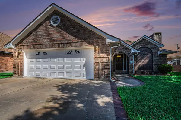 39 Alexander CT, Angleton, TX 77515