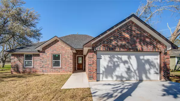 822 Elm St,  Clute,  TX 77531