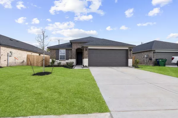 11 Robin CT, Angleton, TX 77515