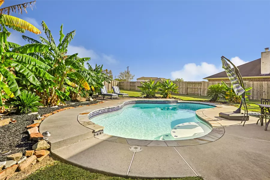 1860 Redwood LN, Dayton, TX 77535