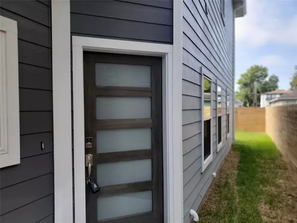 Houston, TX 77051,8312 comal ST