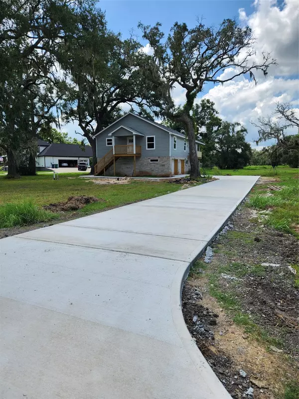 375 Horse Shoe TRL, Angleton, TX 77515