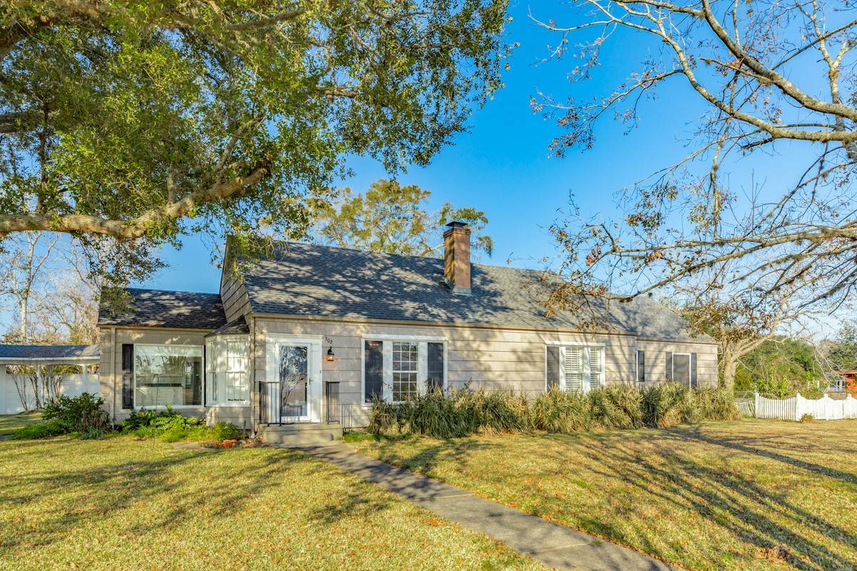 302 E Jackson ST, West Columbia, TX 77486