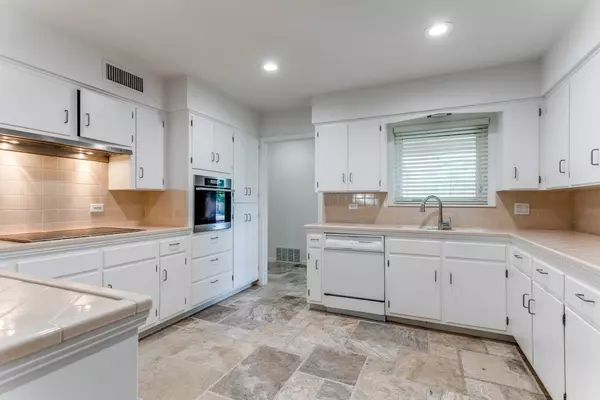 Castle Hills, TX 78213,348 Towne Vue DR