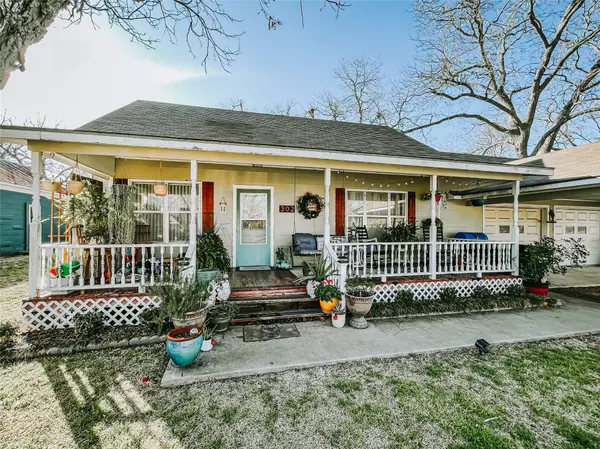 Moulton, TX 77975,302 S Hackberry