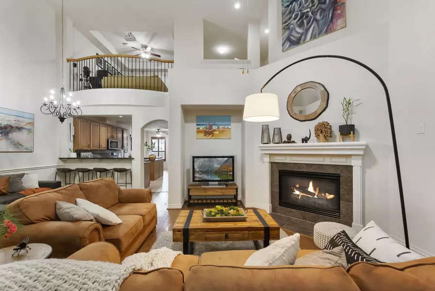 27 Medley LN, The Woodlands, TX 77382