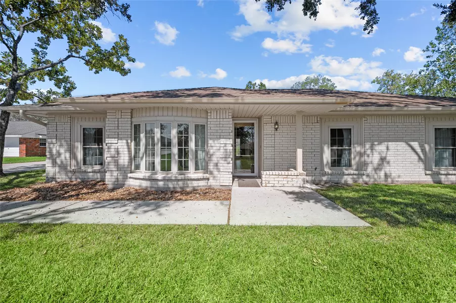 11715 Cherry Point Dr, Mont Belvieu, TX 77535