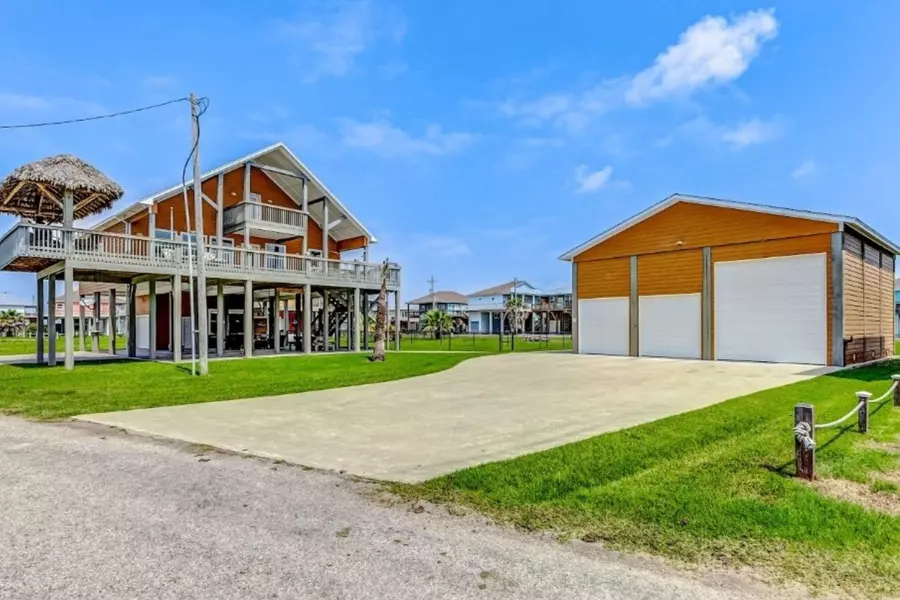 950 Seadrift DR, Crystal Beach, TX 77650