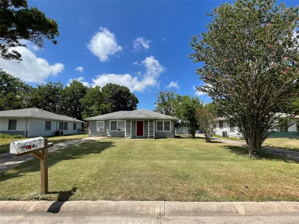 1241 Chevy Chase DR, Angleton, TX 77515