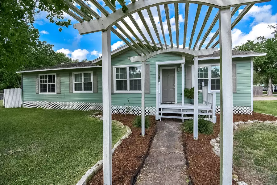 319 E Matagorda AVE, Palacios, TX 77465