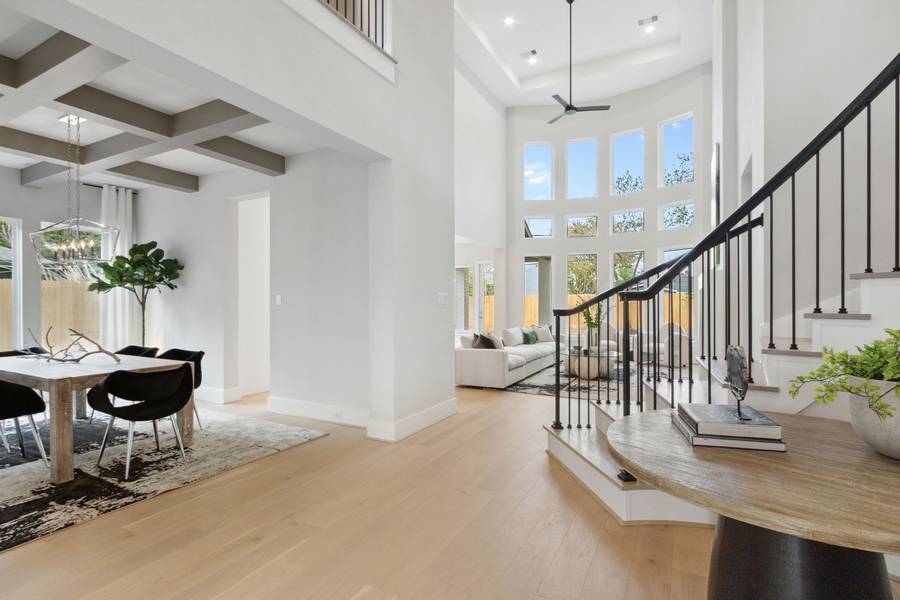 9320 Spring Branch DR, Houston, TX 77080