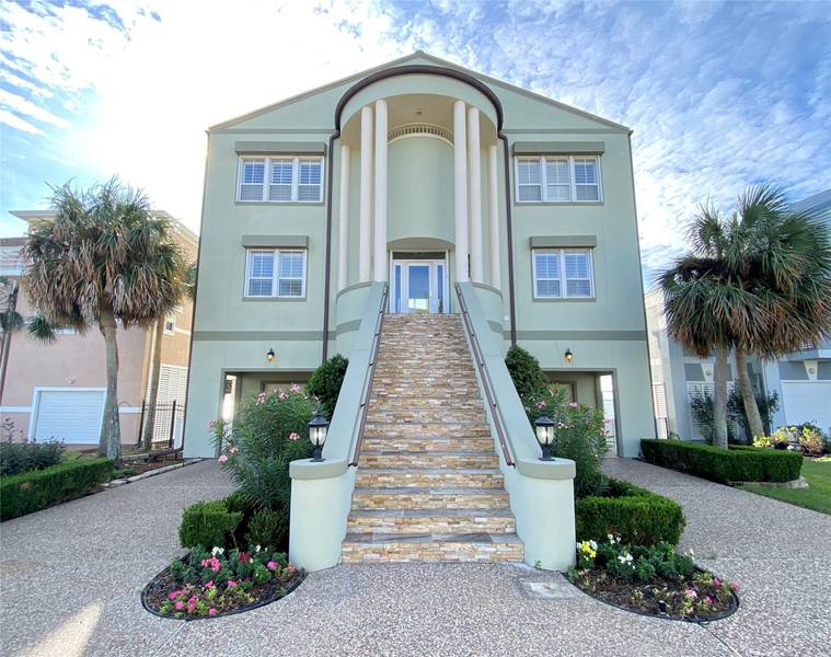 919 Long Reach DR, Tiki Island, TX 77554