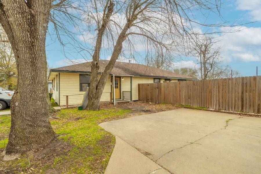 402 W Converse ST, Weimar, TX 78962