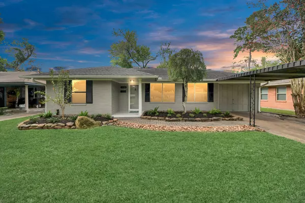 2215 Gardenia DR,  Houston,  TX 77018