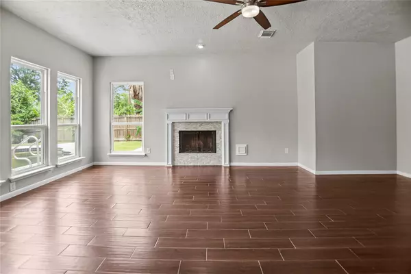 Highlands, TX 77562,1011 Highland Woods DR