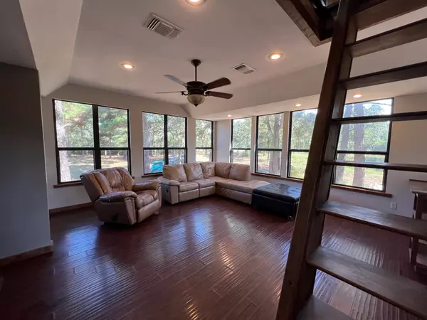 1091 Reese LN, Columbus, TX 78934