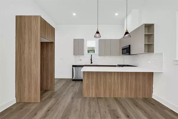 Houston, TX 77091,2593 Paul Quinn ST