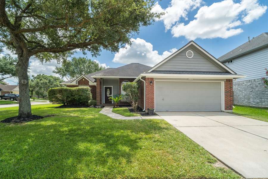 17014 Sailors Moon CT, Friendswood, TX 77546