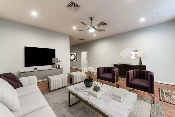 Houston, TX 77002,914 Main ST #812