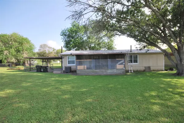 Moulton, TX 77975,105 Park LN