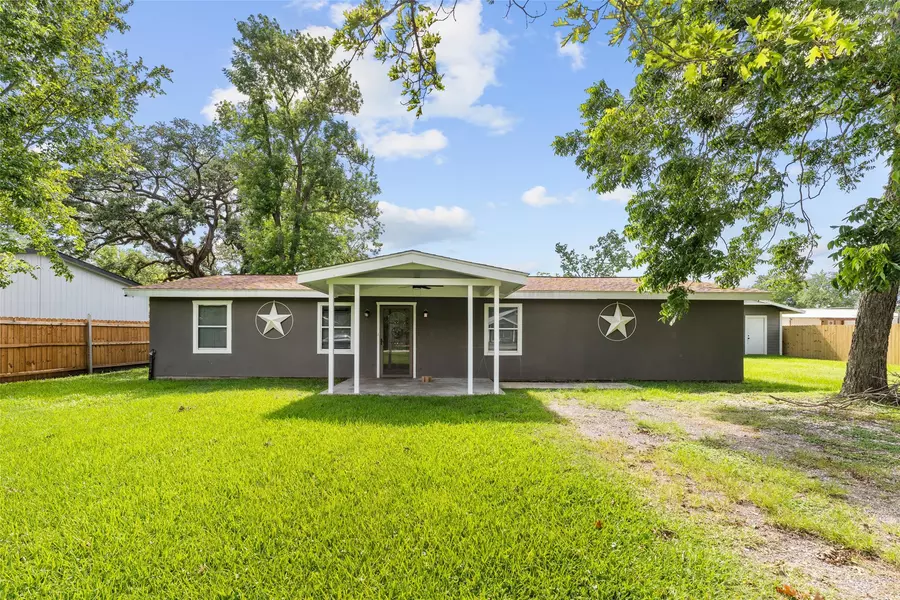 109 Cedar ST, Highlands, TX 77562