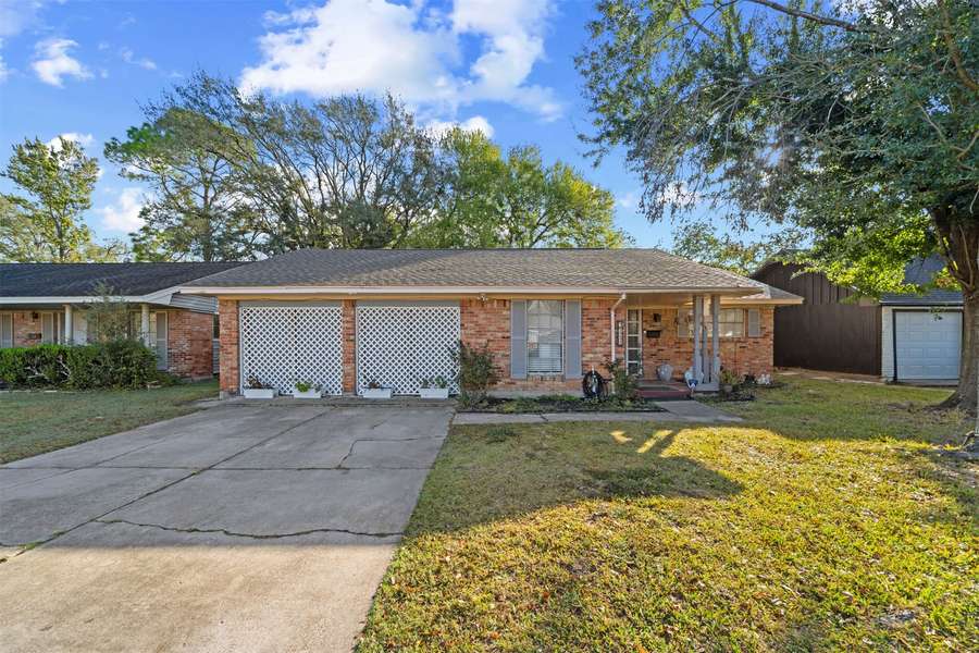 2711 Mulberry LN, Pasadena, TX 77502
