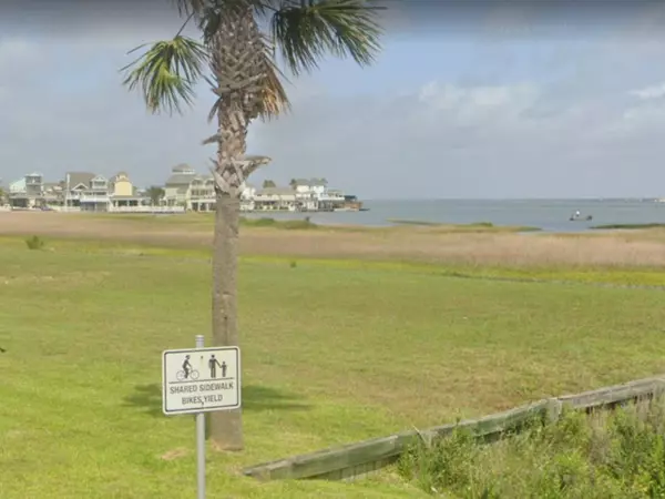 34 Tiki Drive, Tiki Island, TX 77554