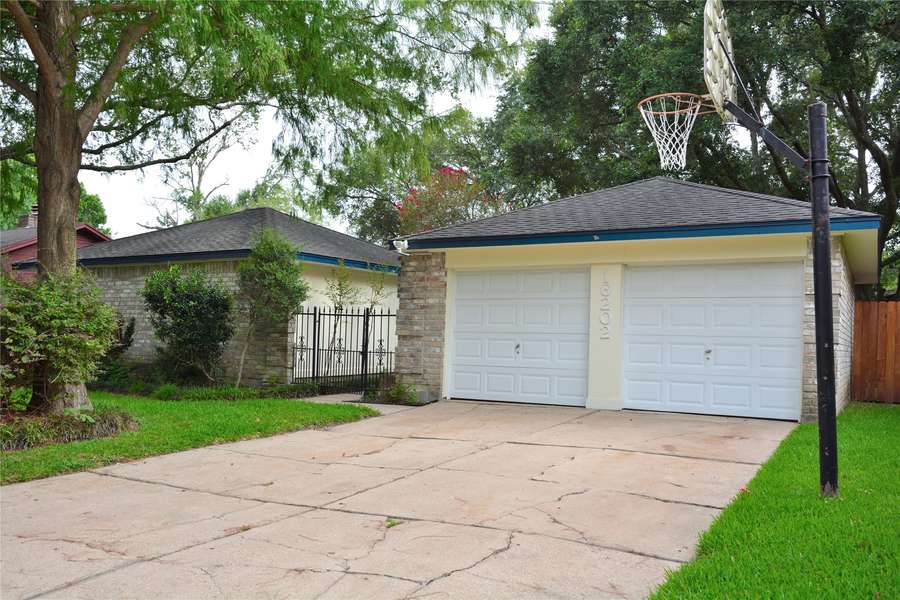 16202 Barcelona DR, Friendswood, TX 77546