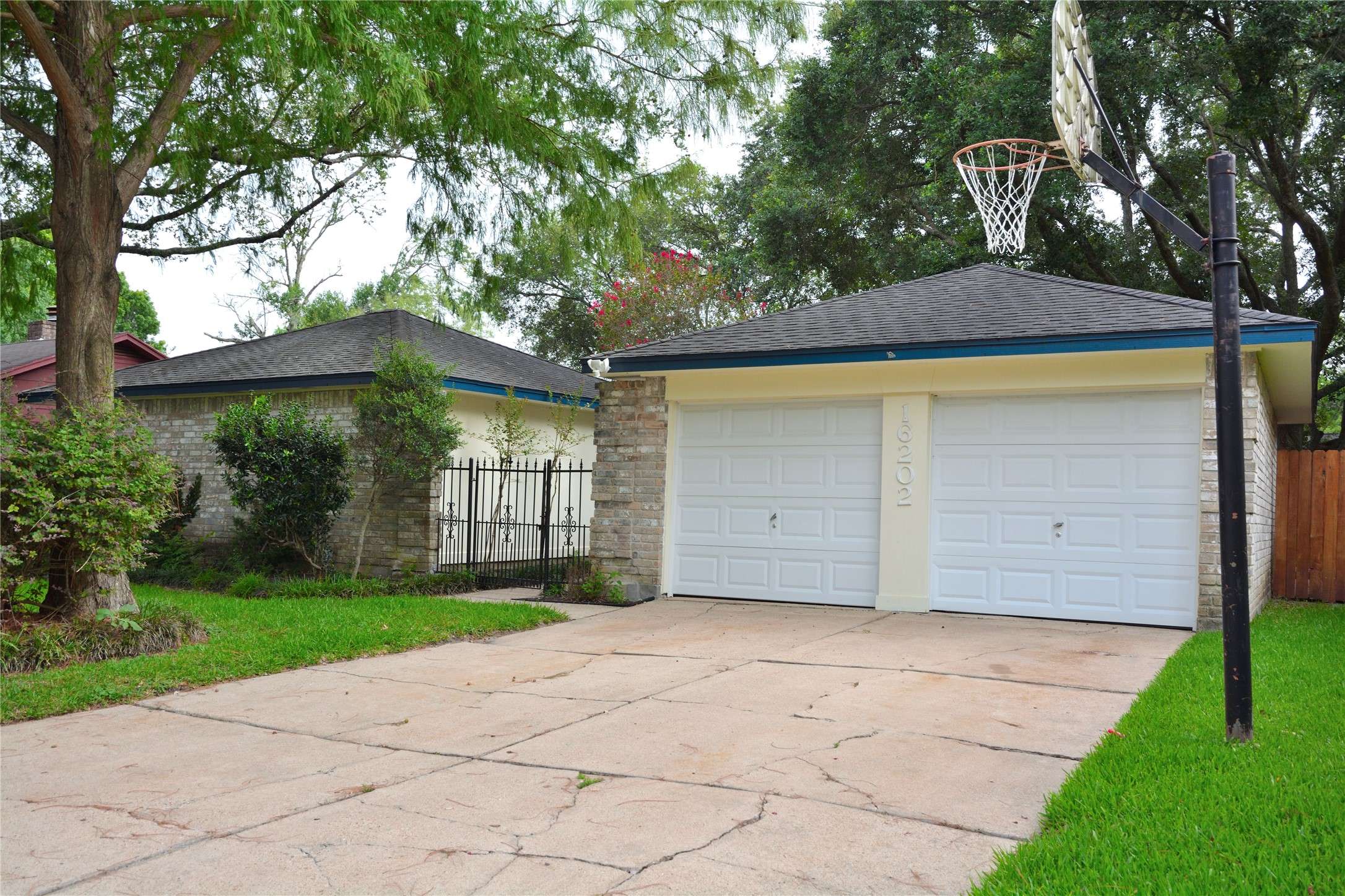 16202 Barcelona DR, Friendswood, TX 77546