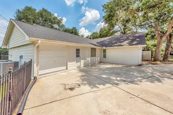 Sugar Land, TX 77478,2702 Fairway DR