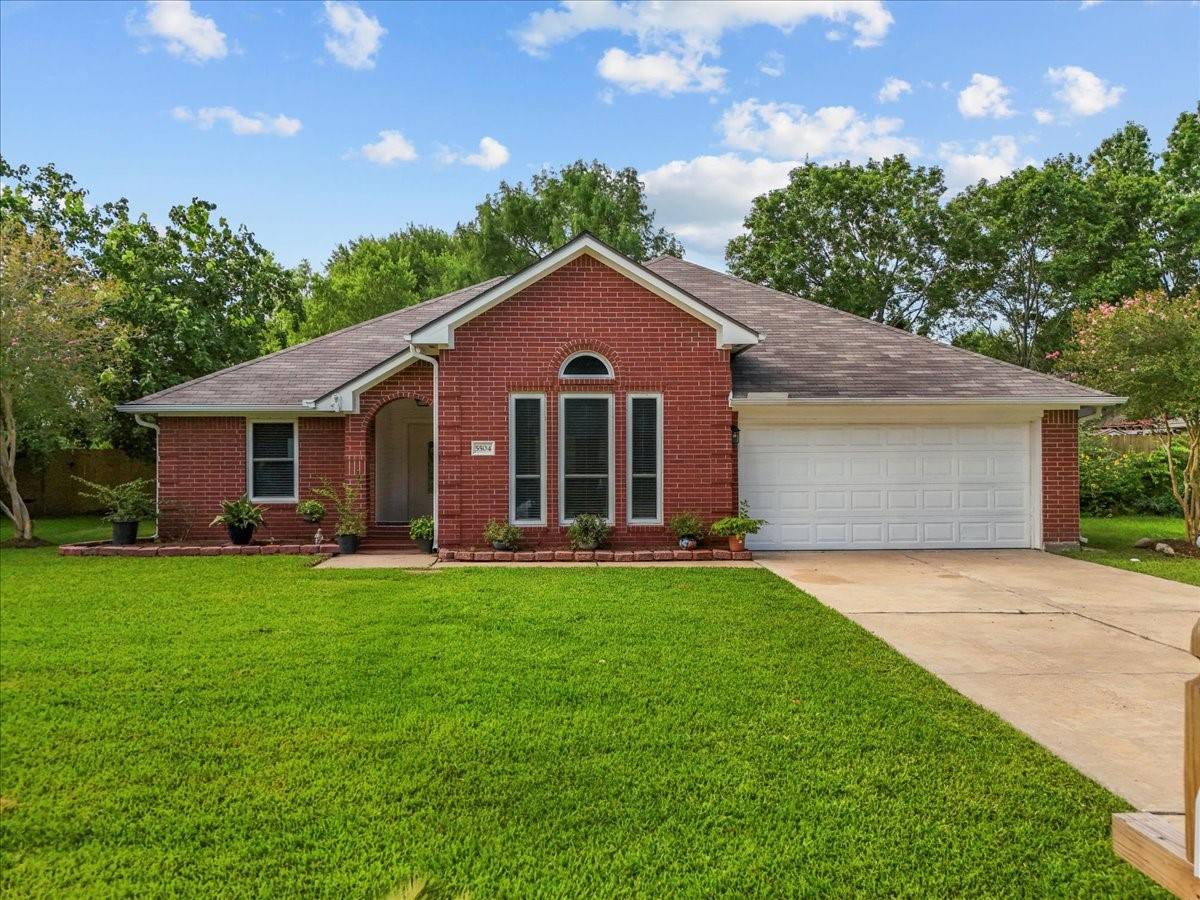 5504 Thistle DR, Dickinson, TX 77539