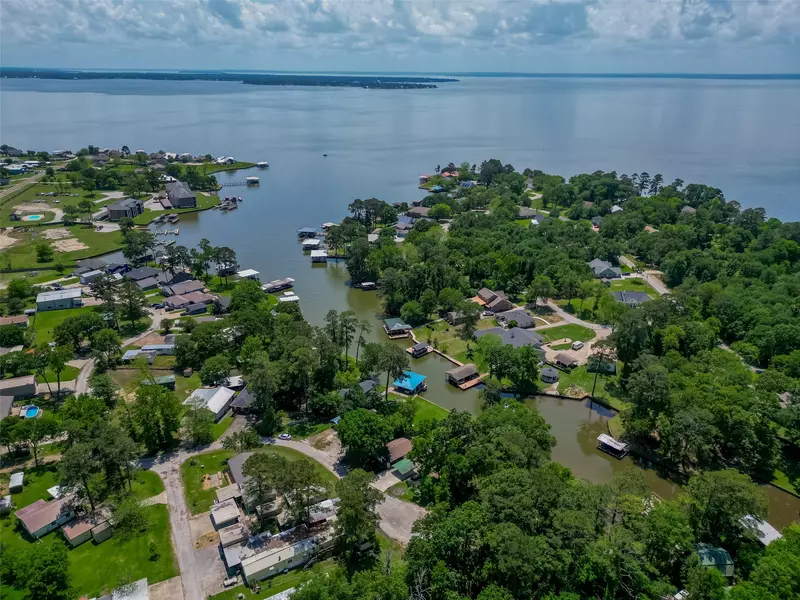 333 Lakeshore DR, Onalaska, TX 77360