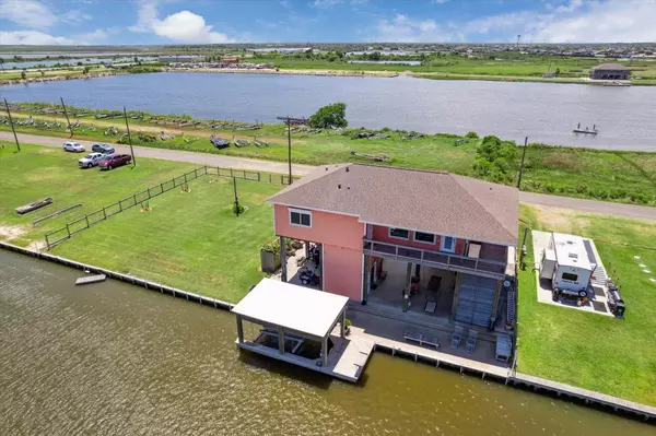 7119 Beau Rue ST, Hitchcock, TX 77563