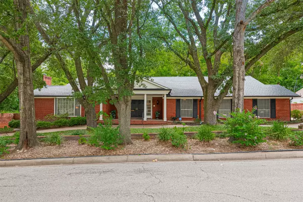 1725 Avenue Q, Huntsville, TX 77340