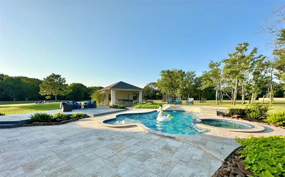 2904 Bridle Path LN, Friendswood, TX 77546