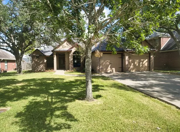53 Joshua CT, Lake Jackson, TX 77566
