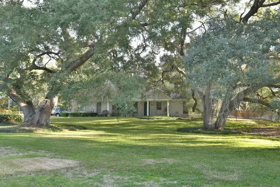 101 Oak Hill DR, Brenham, TX 77833