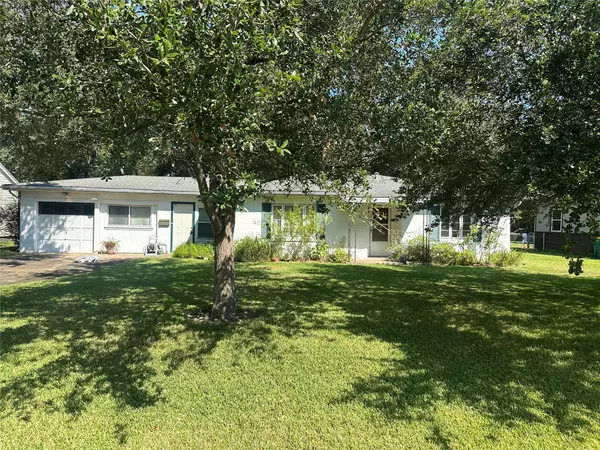 2412 Meadow LN, La Marque, TX 77568