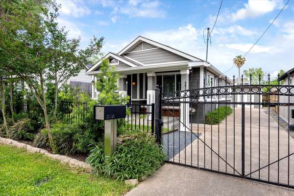 2028 Gostick ST, Houston, TX 77008