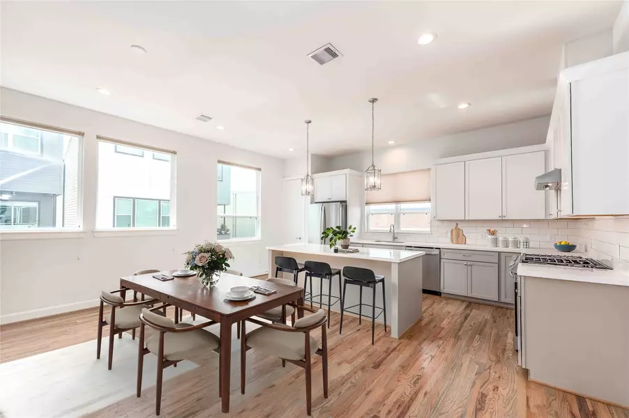 2471 W 11th ST, Houston, TX 77008