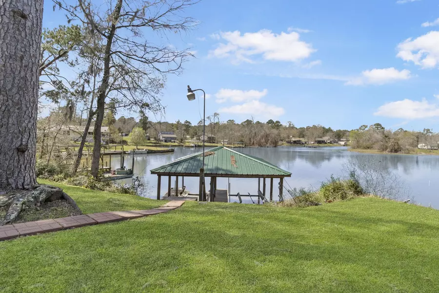 1281 Creeklake DR, Onalaska, TX 77360
