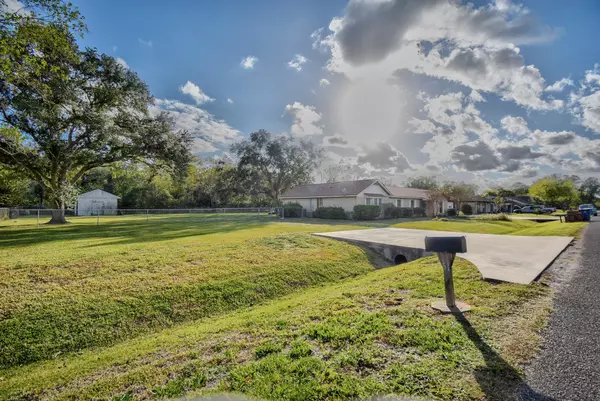 Jones Creek, TX 77541,78 Ivy CT