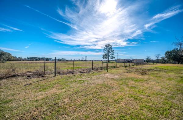10151 Pless RD, Cat Spring, TX 78933