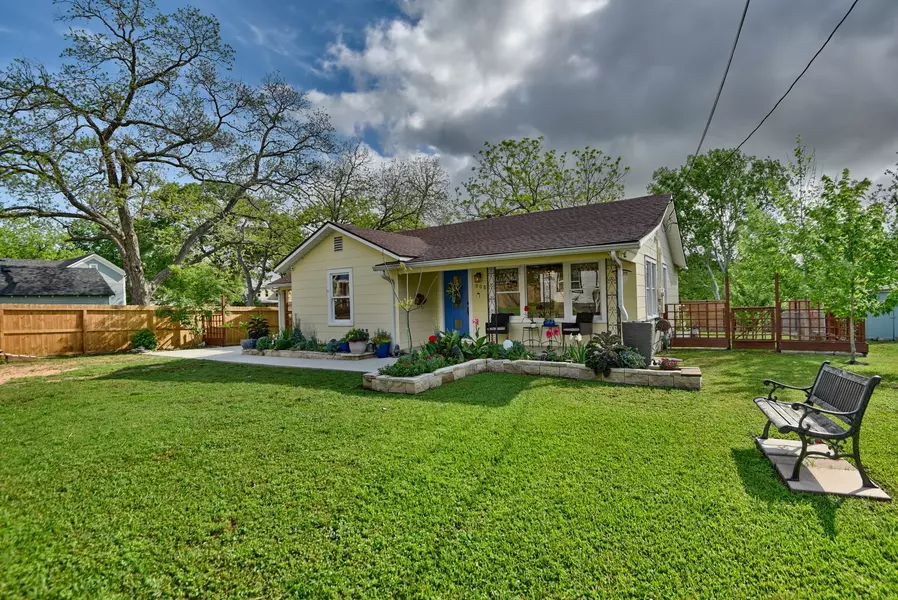 905 Clinton, Brenham, TX 77833