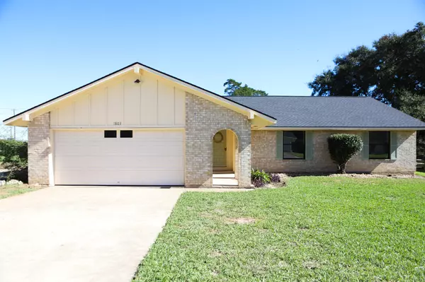 1803 Hickory LN, Brenham, TX 77833